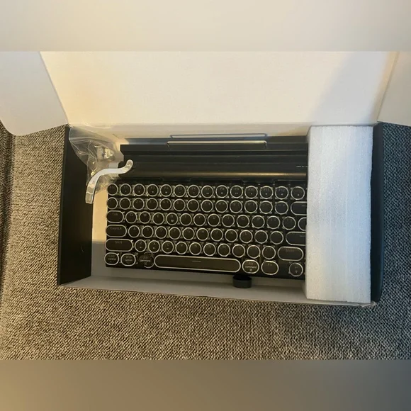 Retro Mechanical Keyboard - Black - Picture 3 of 4